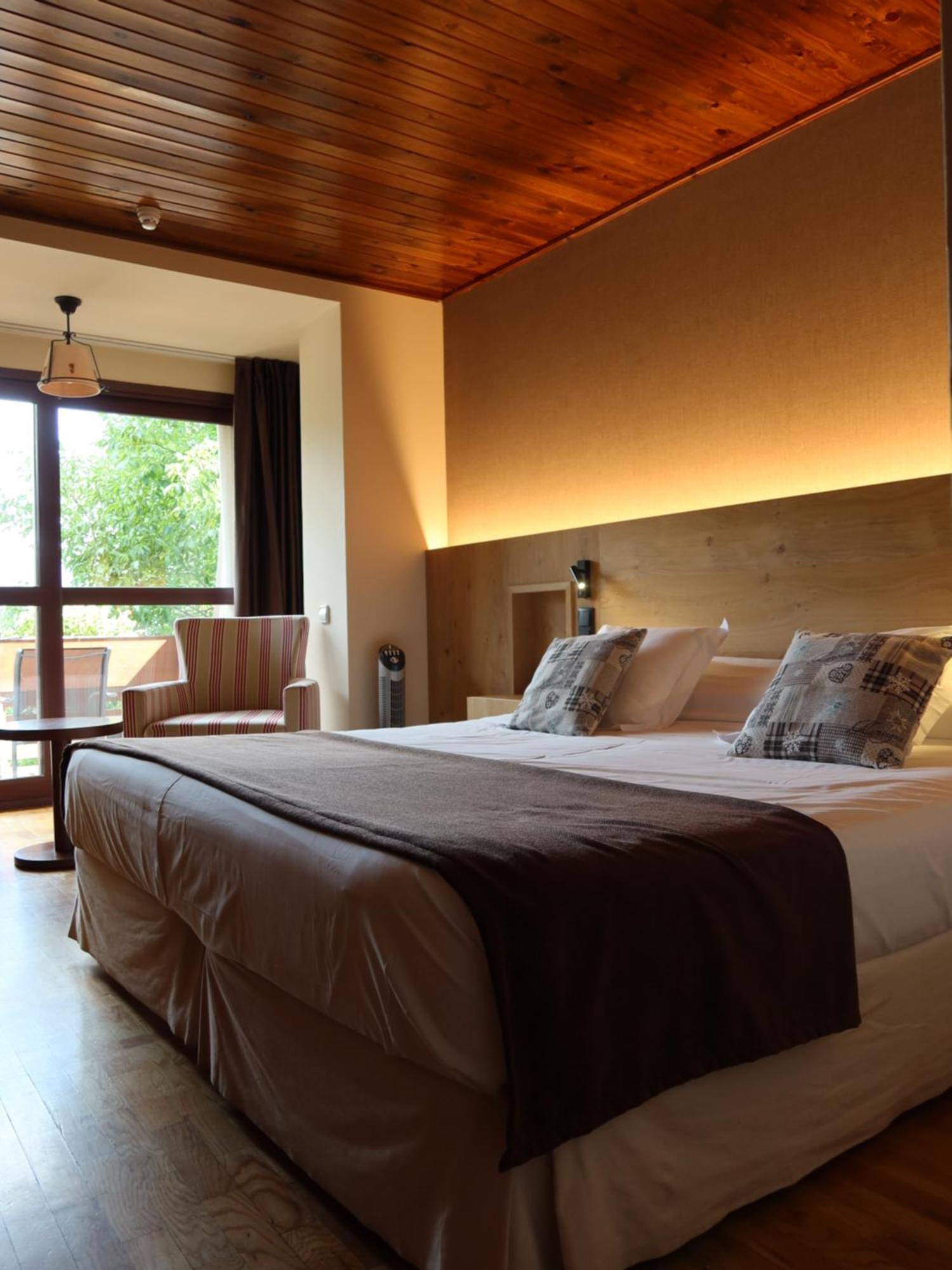 Hotel La Morera Valencia D'Aneu Екстериор снимка